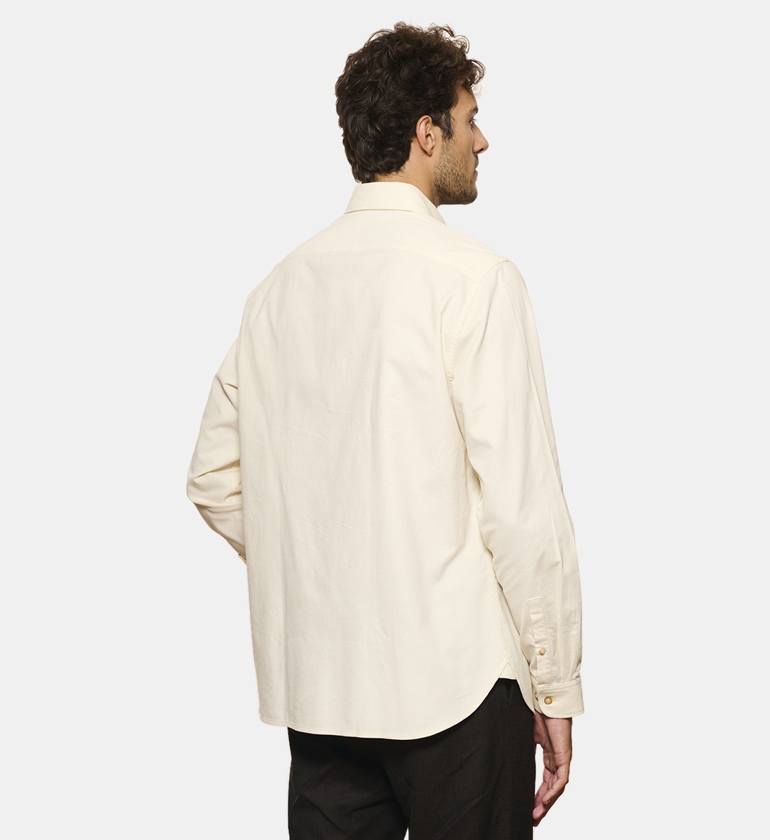 Chemise en velours ecru à col boutonné coupe droite