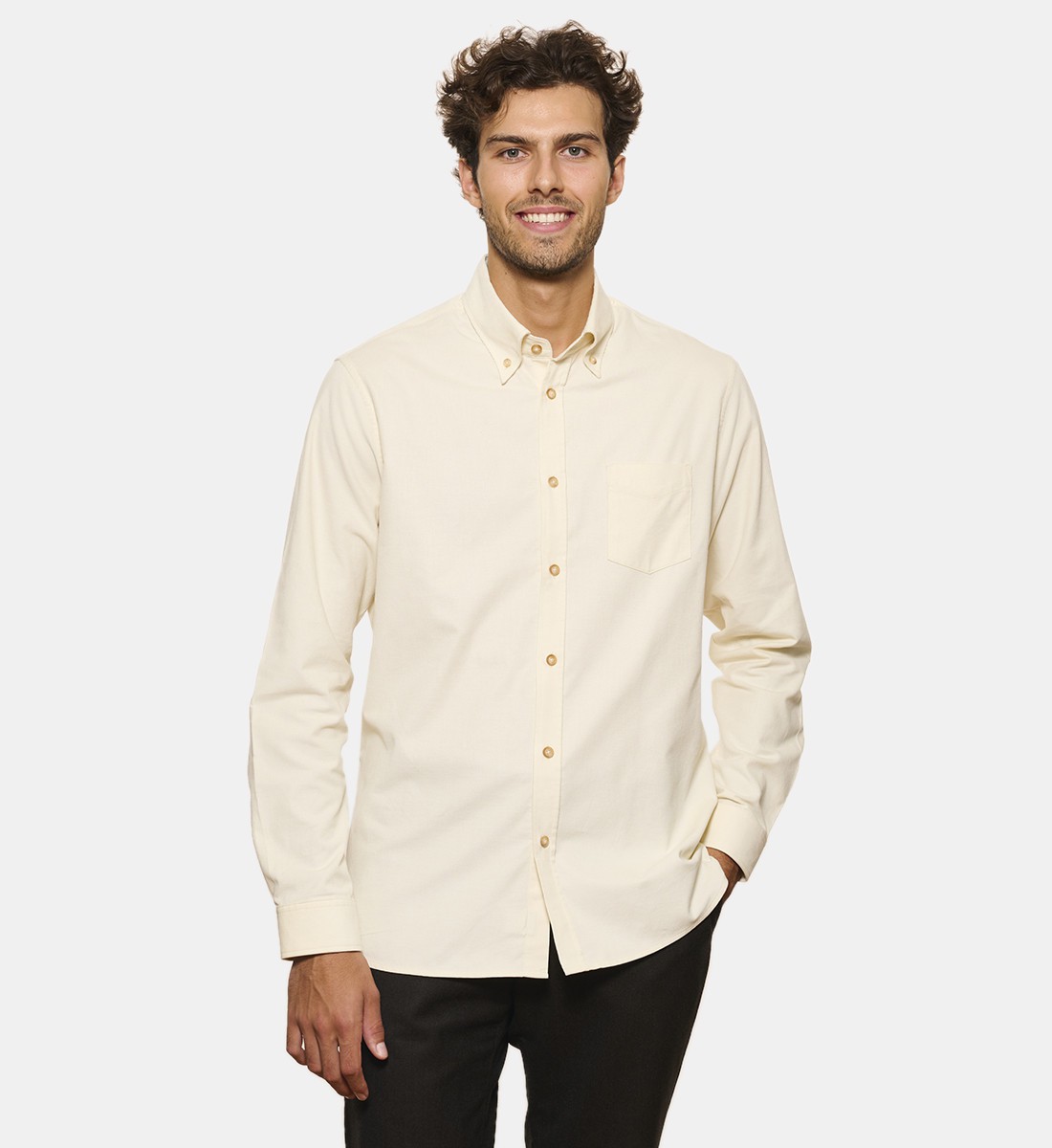 Chemise en velours ecru à col boutonné coupe droite