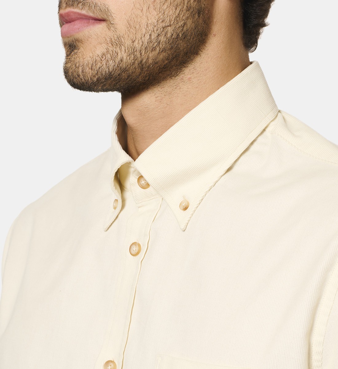 Chemise en velours ecru à col boutonné coupe droite
