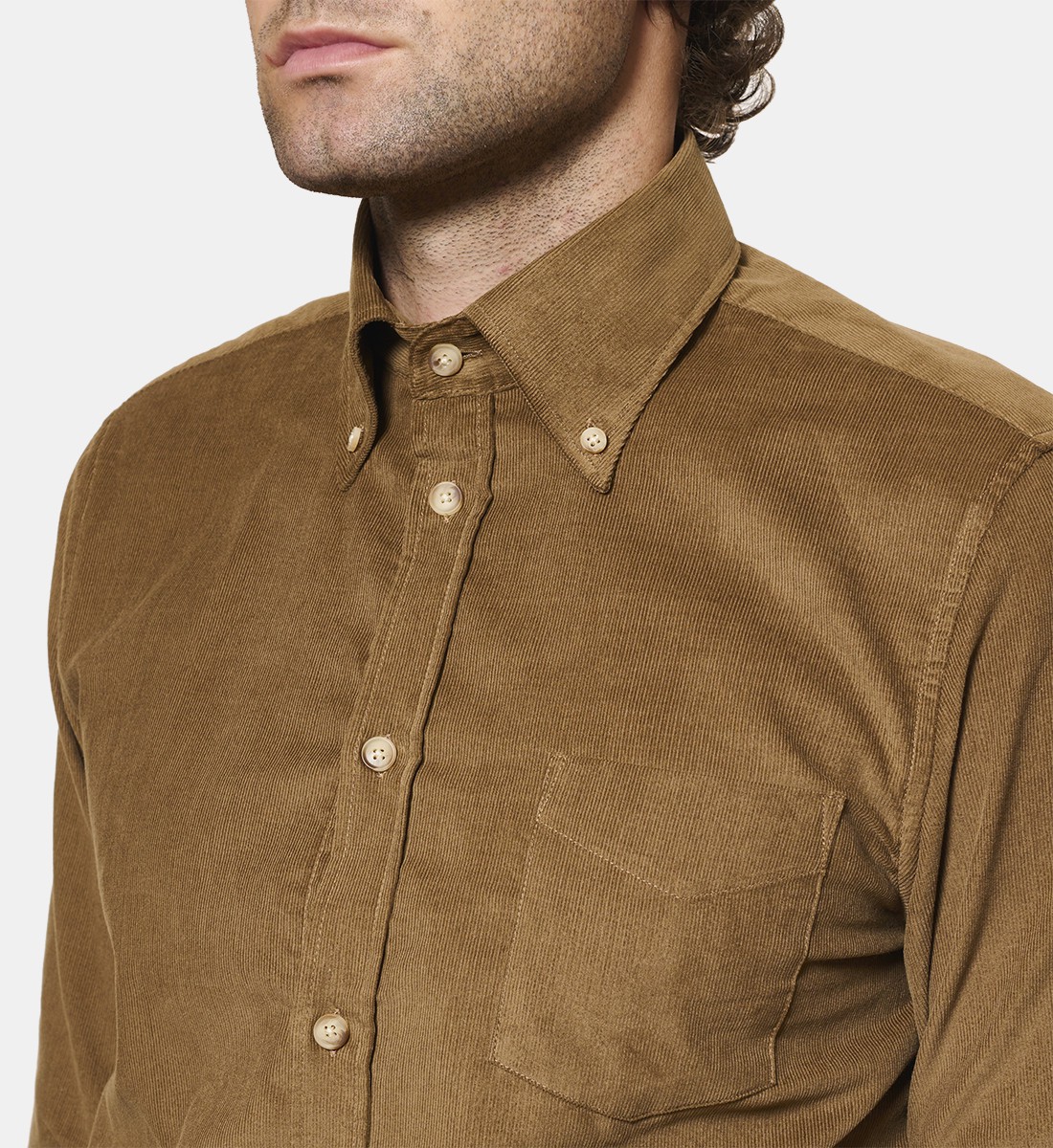 Chemise en velours tabac à col boutonné coupe droite
