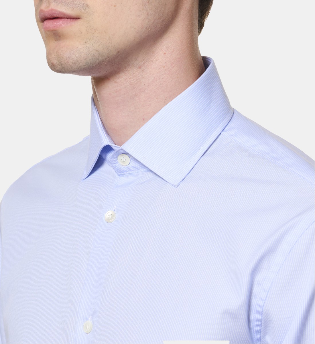 Chemise ciel à rayures blanches coupe droite