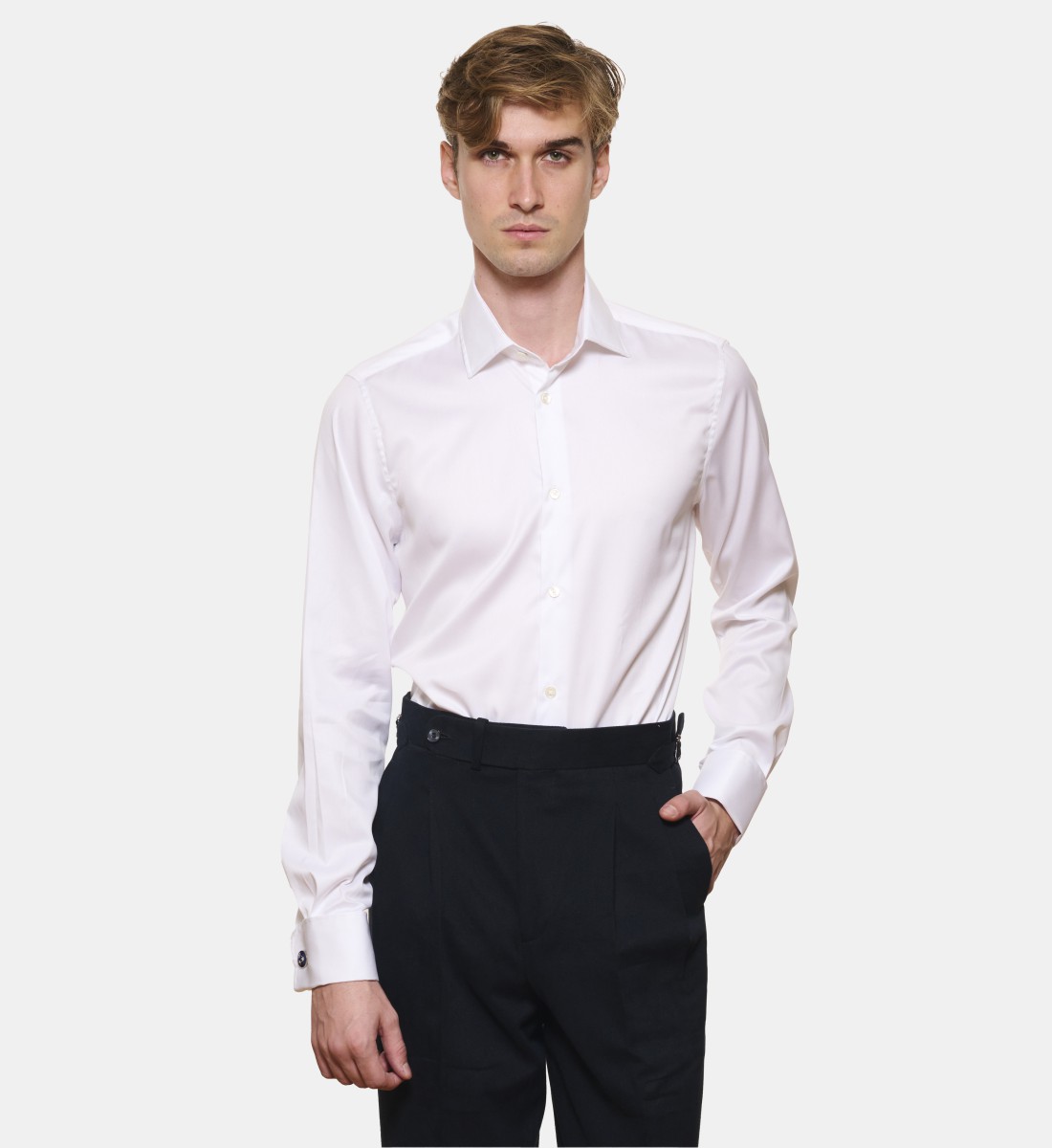 Chemise blanche en twill poignets mousquetaires coupe cintrée