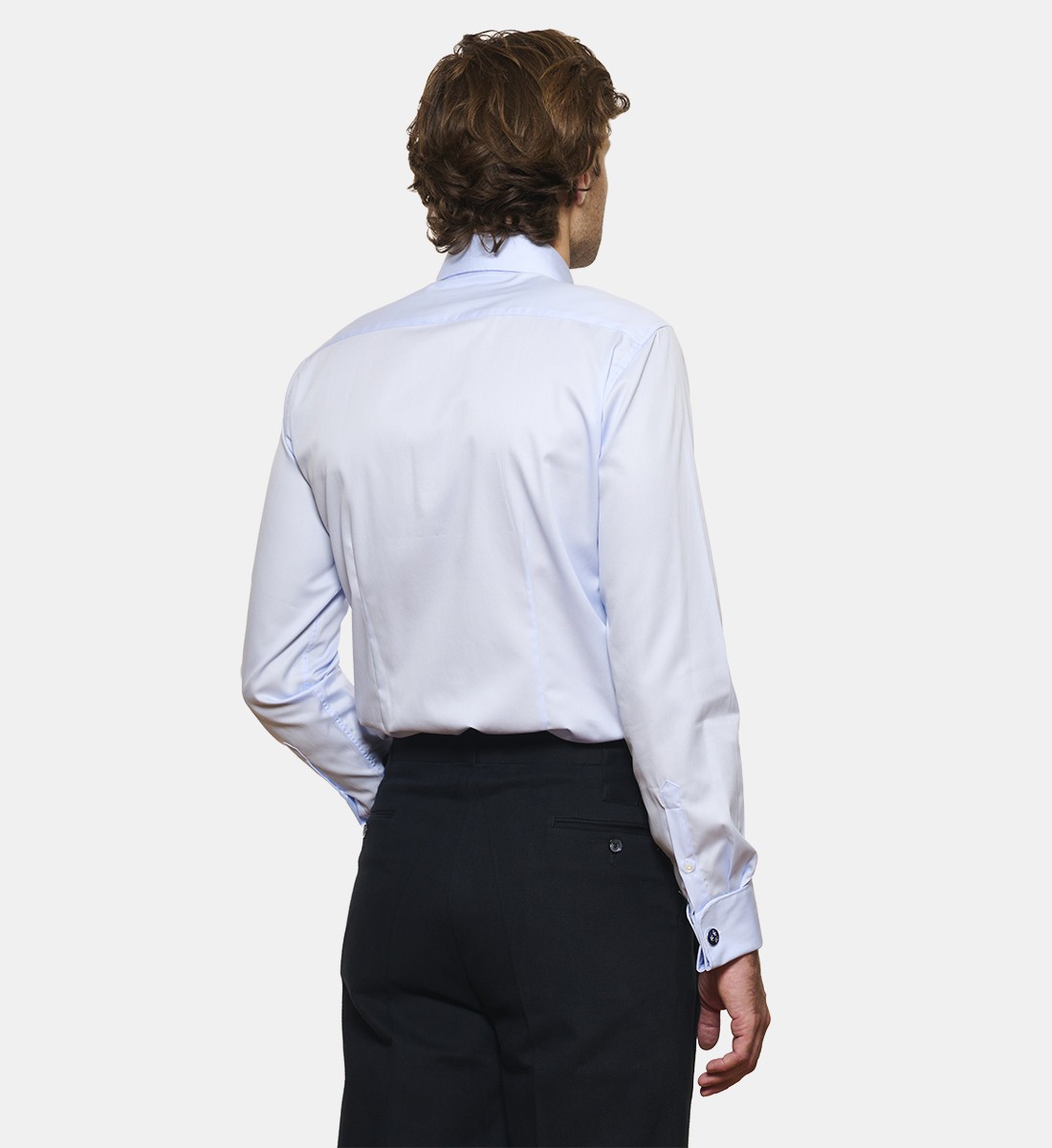 Chemise ciel en twill poignets mousquetaires coupe cintrée