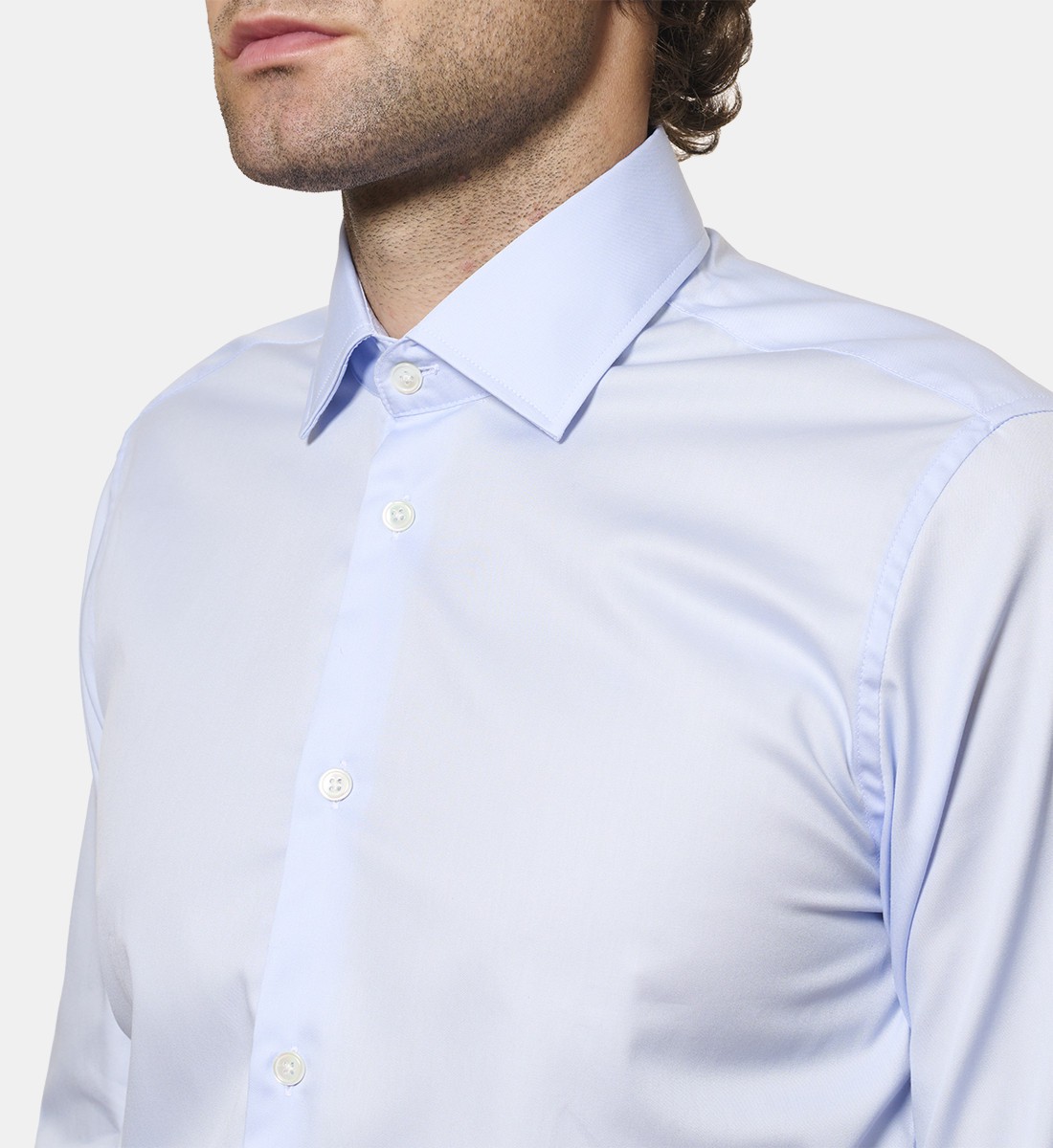 Chemise ciel en twill poignets mousquetaires coupe cintrée
