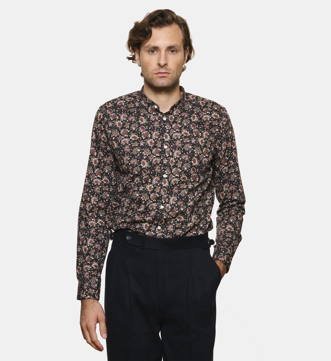 Chemise noire à motifs floraux coupe cintrée