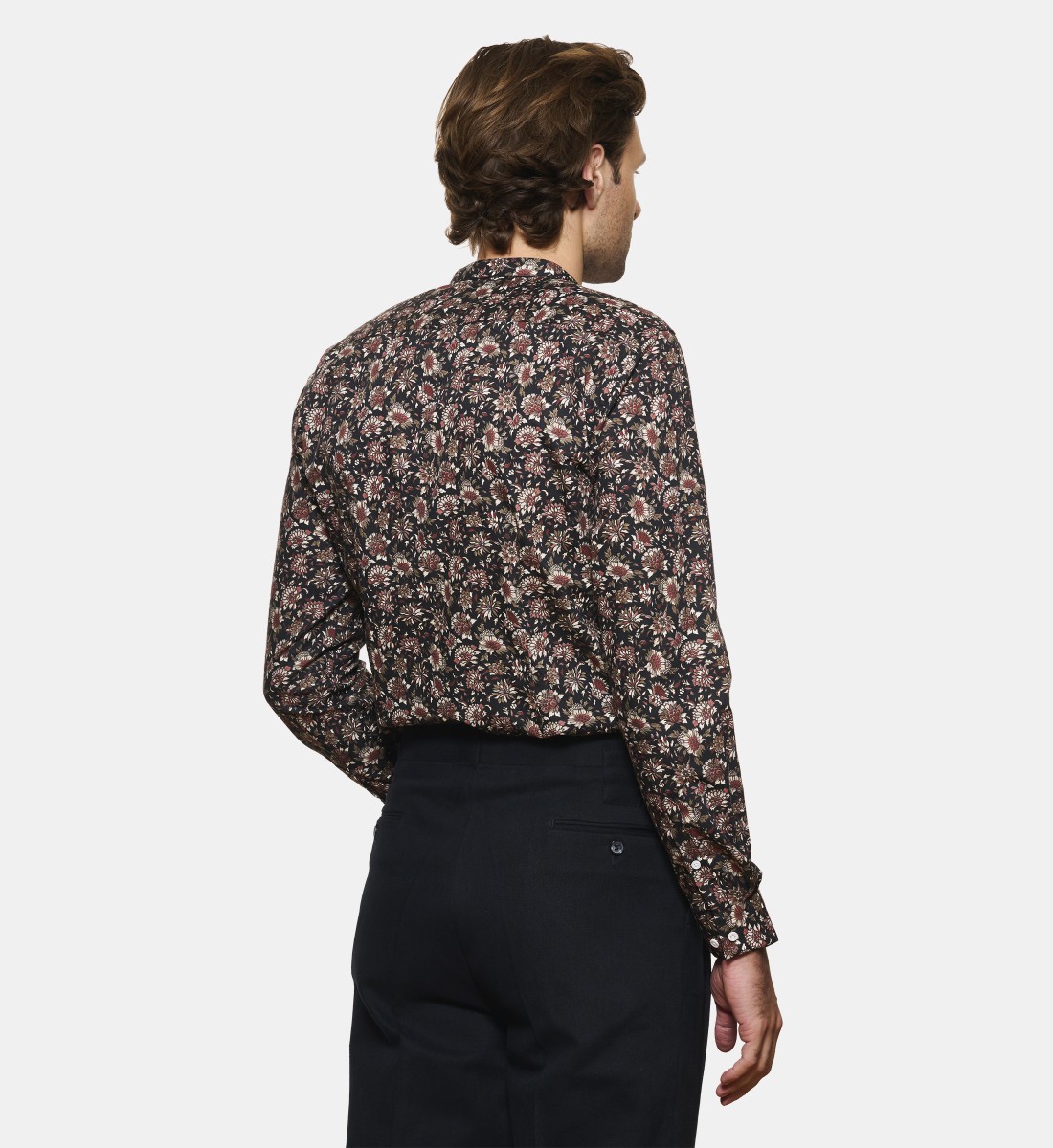 Chemise noire à motifs floraux coupe cintrée