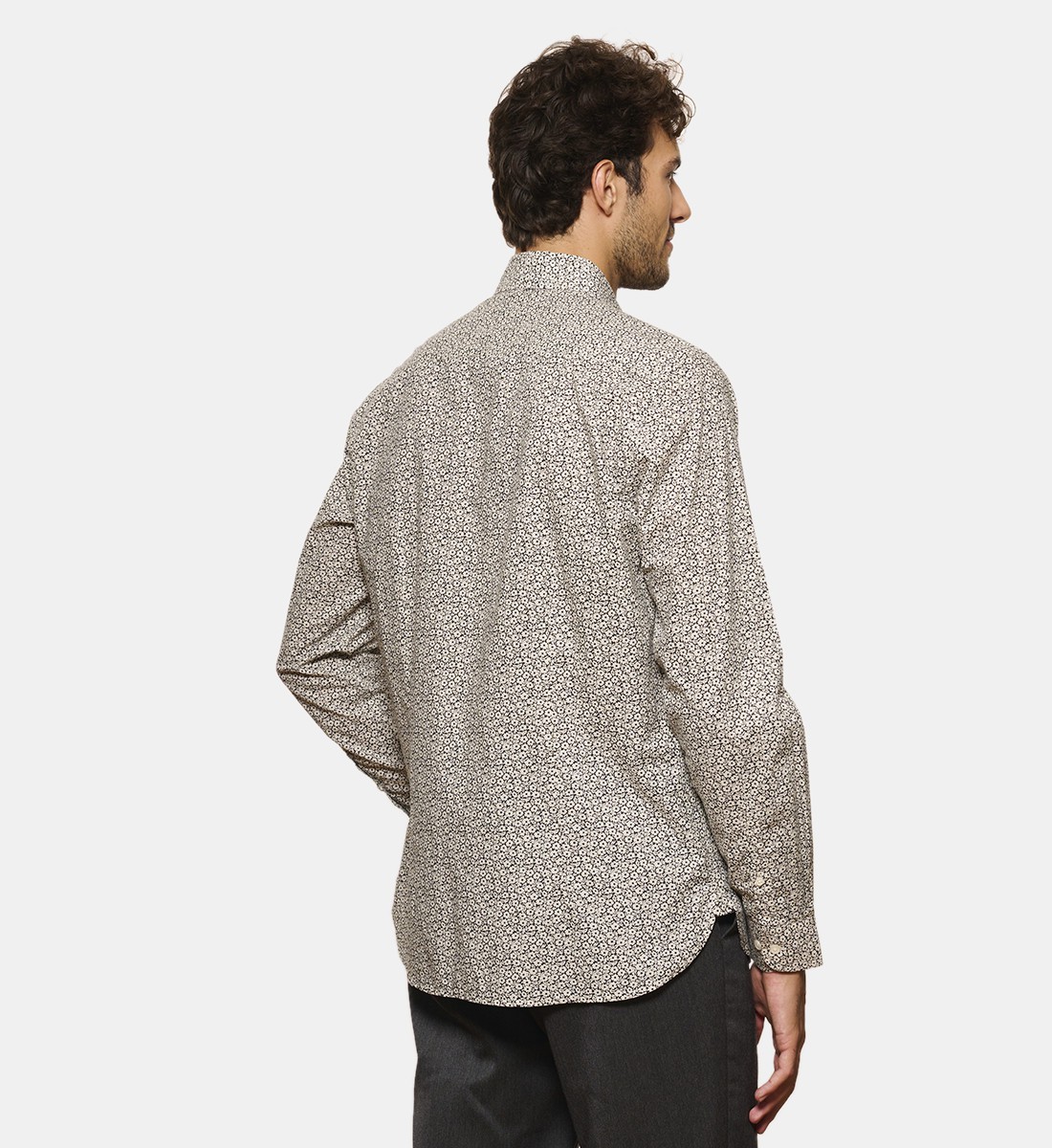 Chemise noire à fleurs blanches coupe cintrée