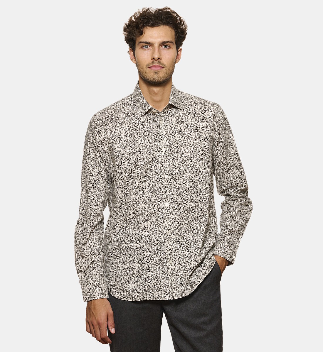 Chemise noire à fleurs blanches coupe cintrée
