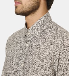 Chemise noire à fleurs blanches coupe cintrée