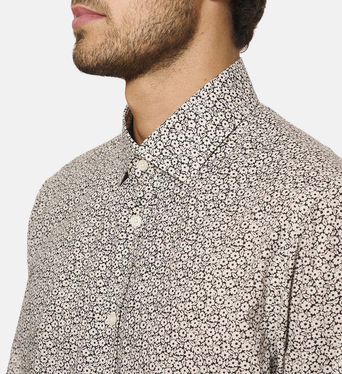 Chemise noire à fleurs blanches coupe cintrée