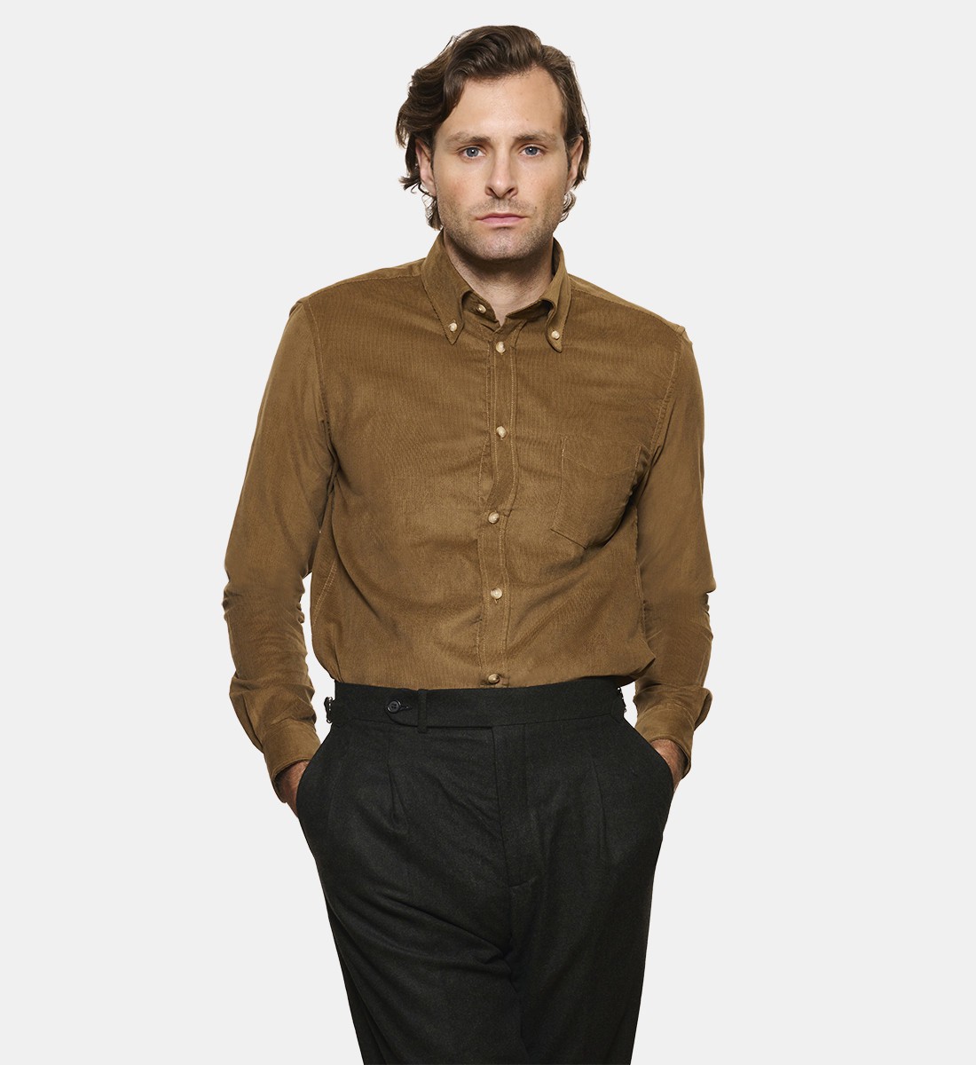 Chemise en velours tabac à col boutonné coupe droite