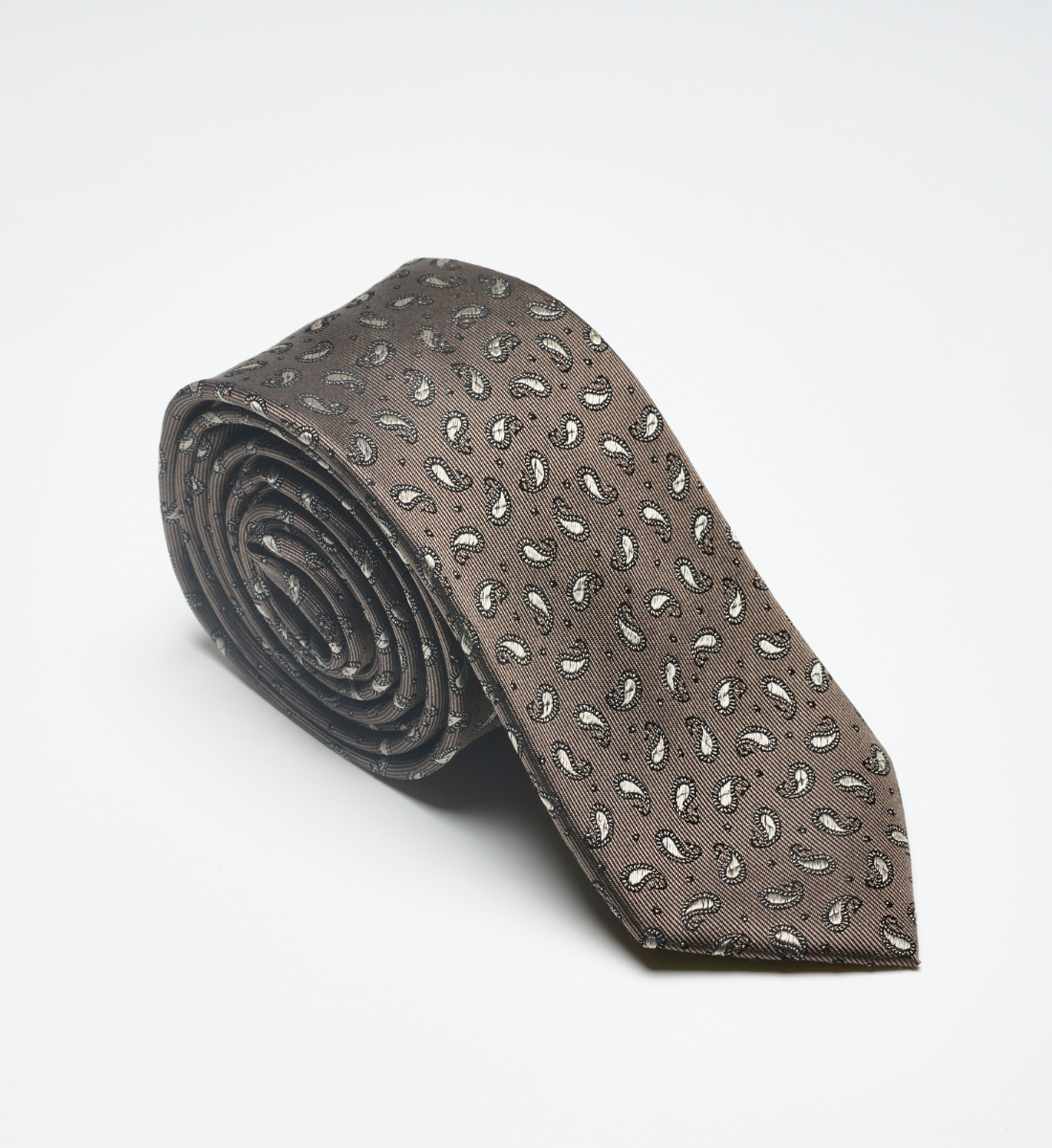 Cravate en soie marron motifs paisley
