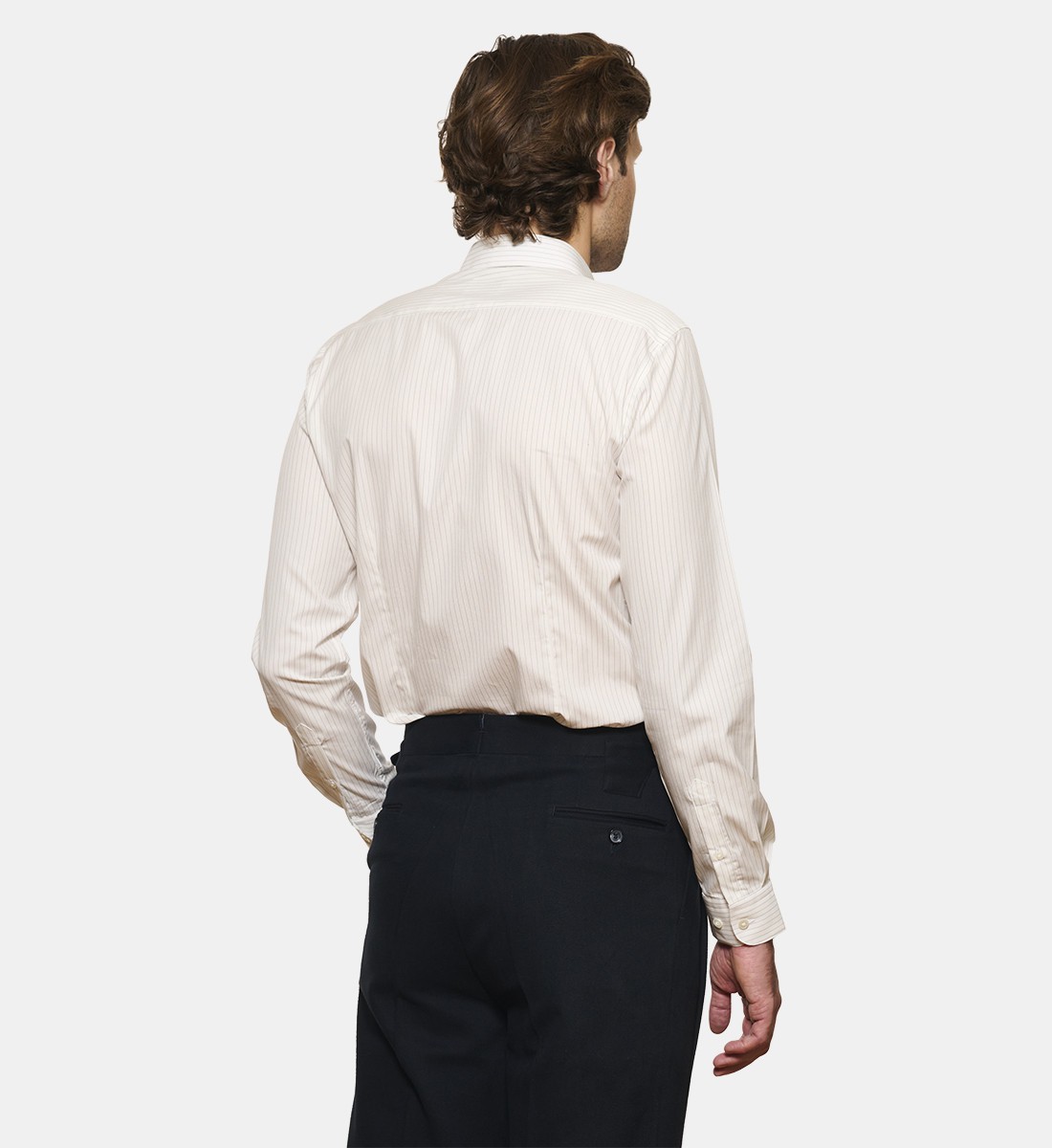 Chemise à rayures noires fines coupe cintrée