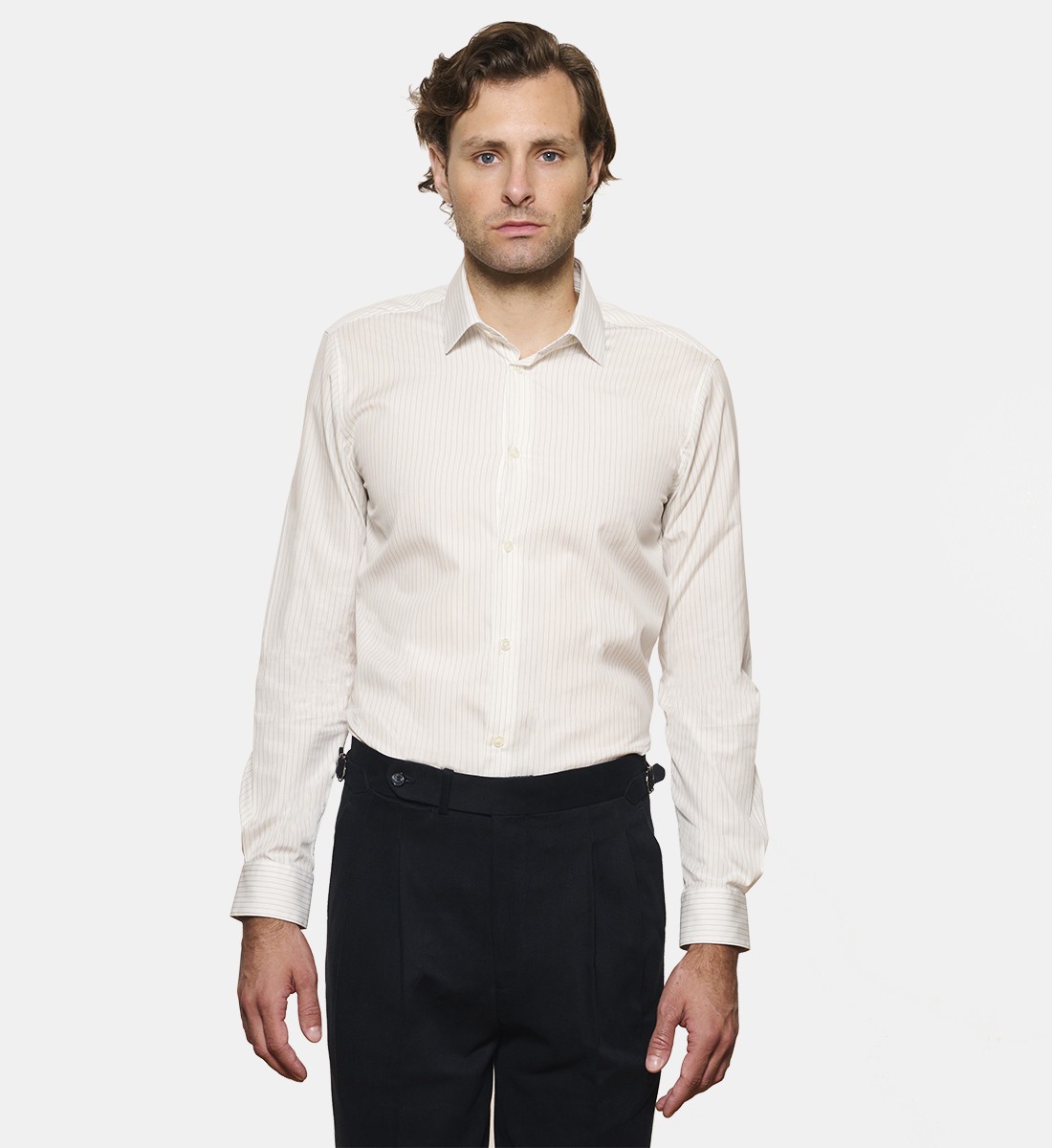 Chemise à rayures noires fines coupe cintrée