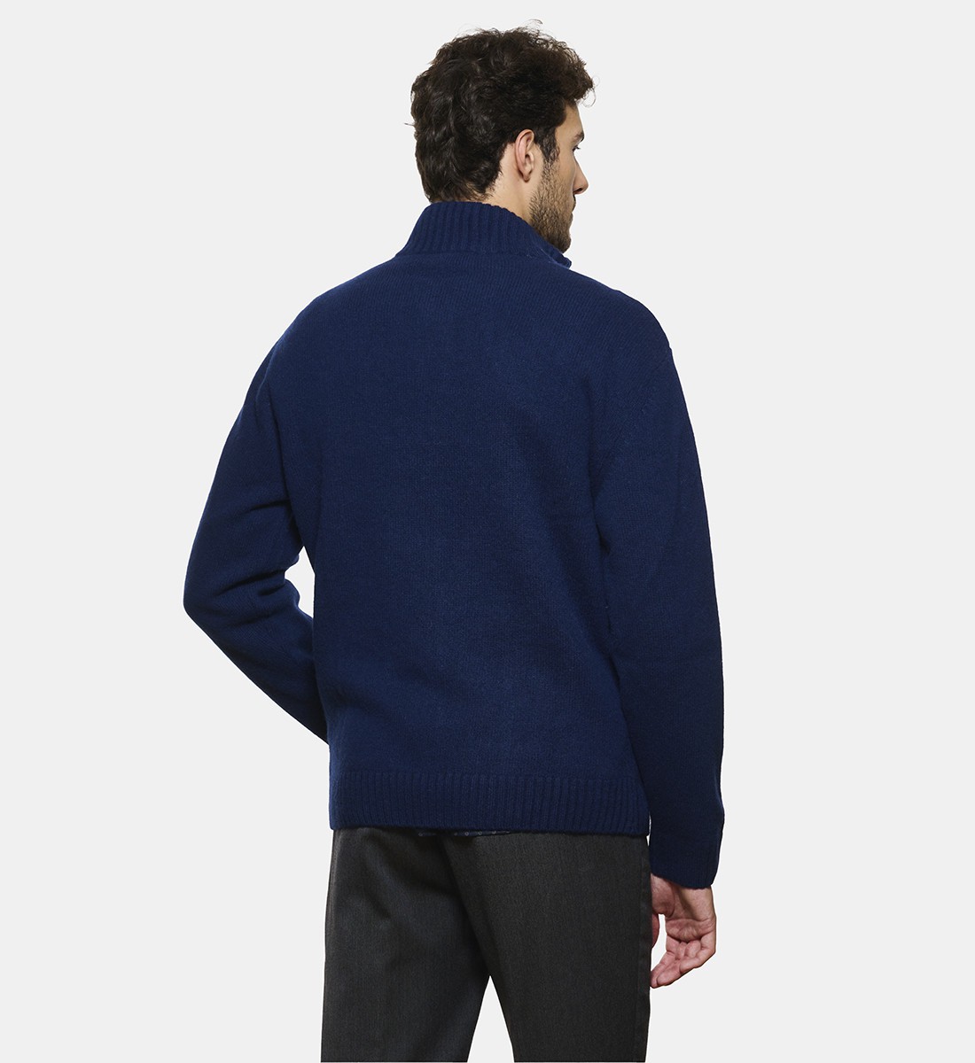 Pull torsadé marine à col zippé en cachemire