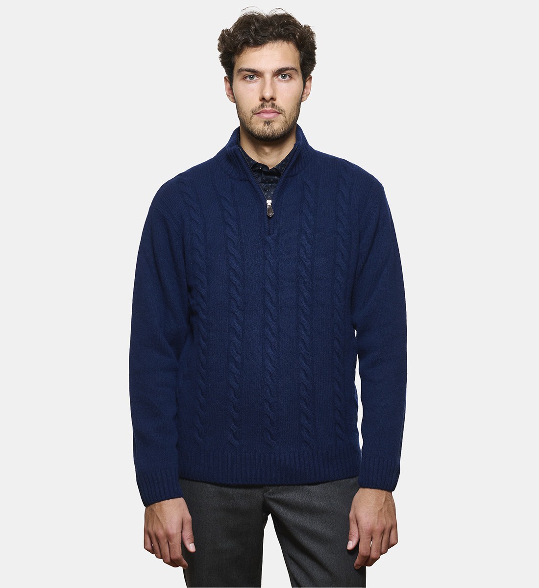 Pull torsadé marine à col zippé en cachemire