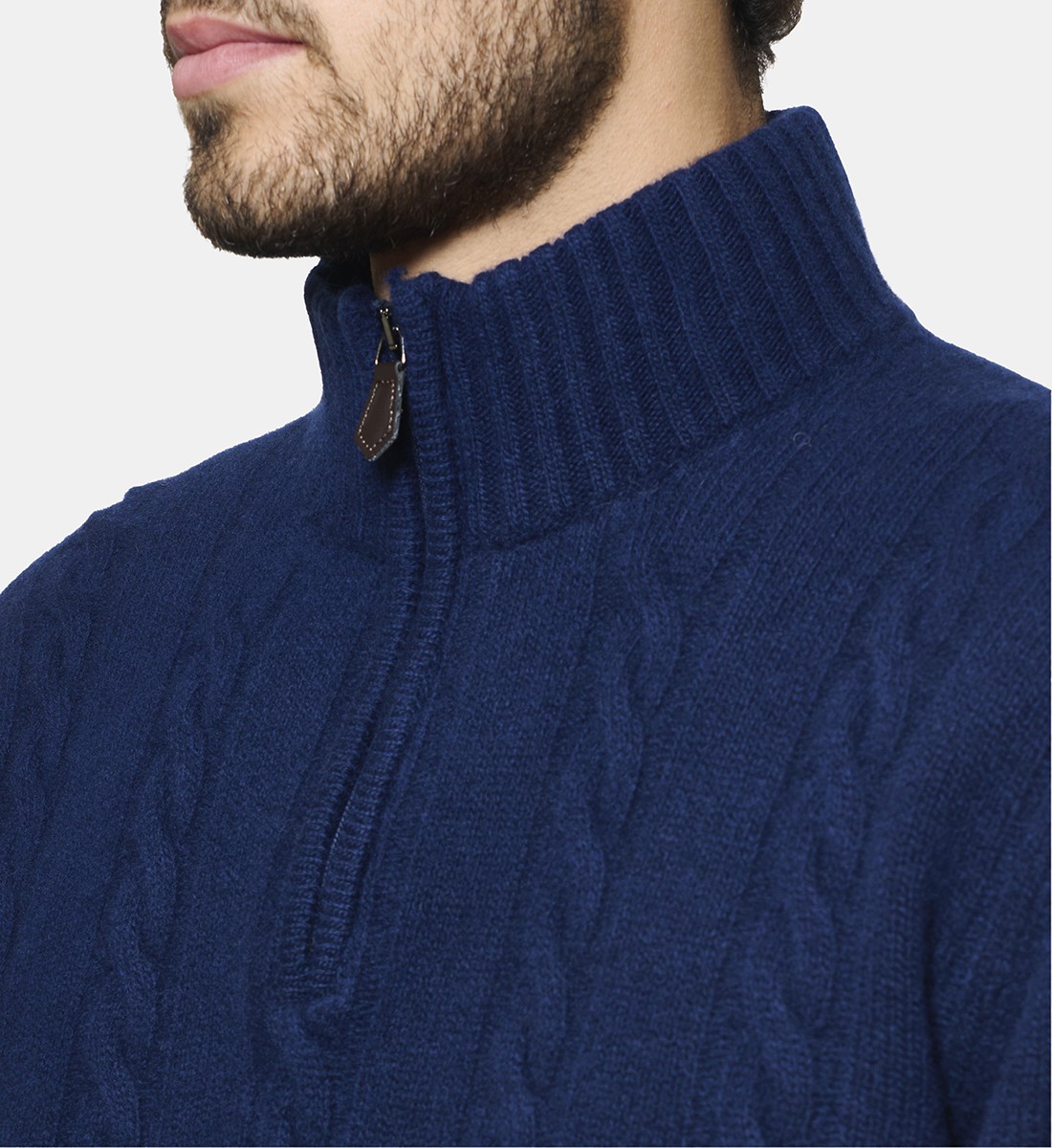 Pull torsadé marine à col zippé en cachemire