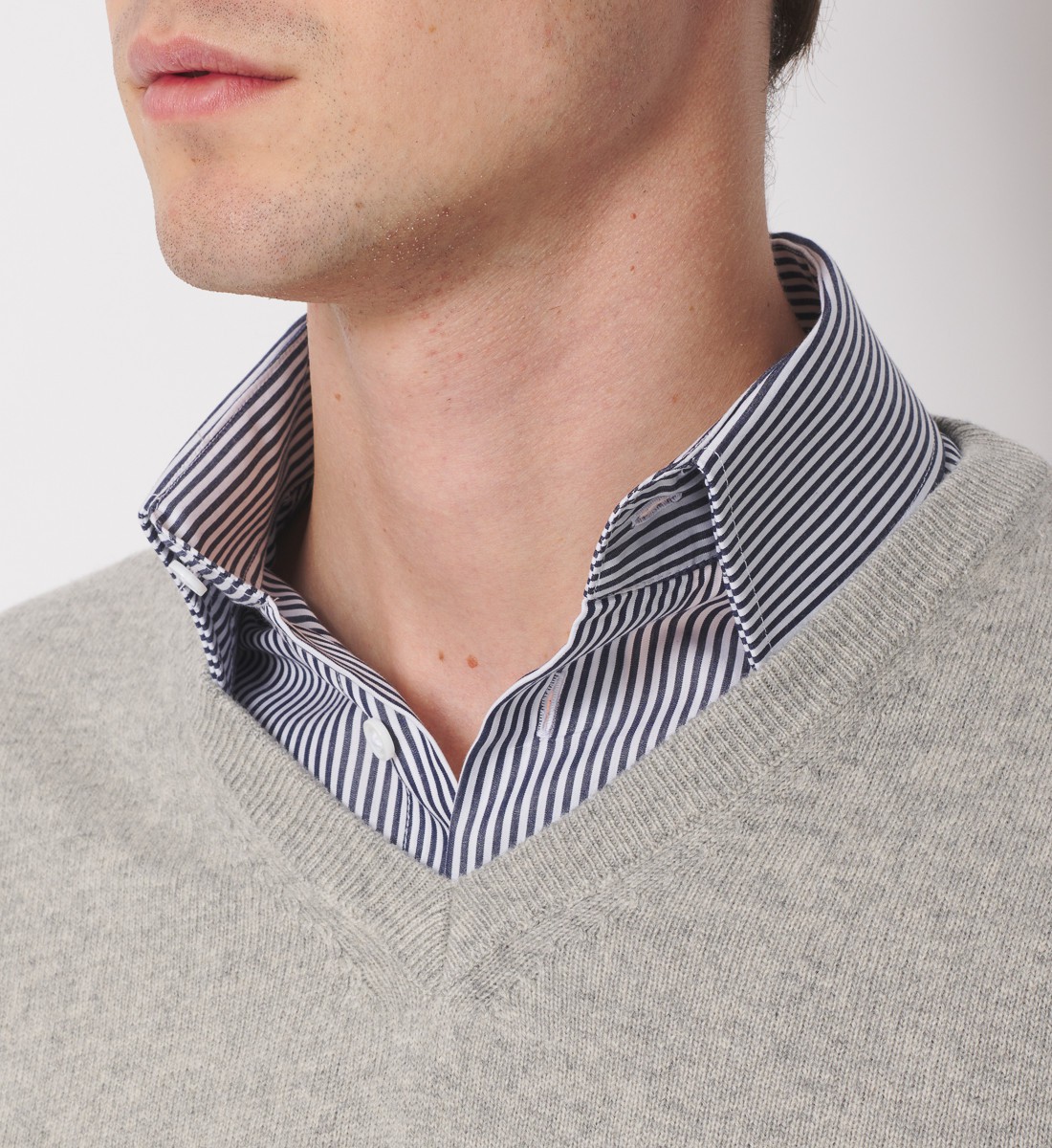 Pull col V gris clair en cachemire