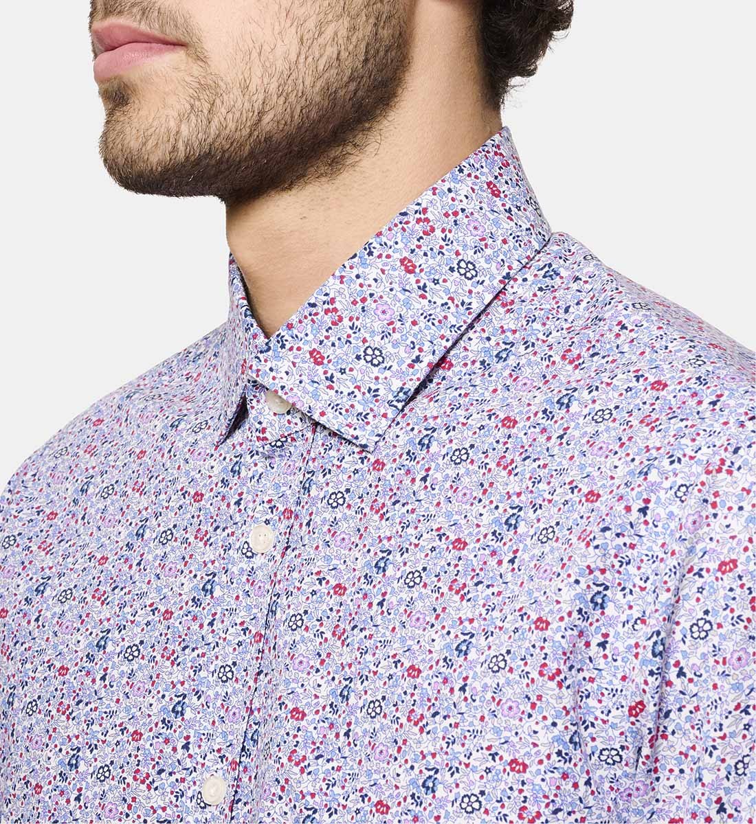 Chemise bleue à motif floral coupe cintrée