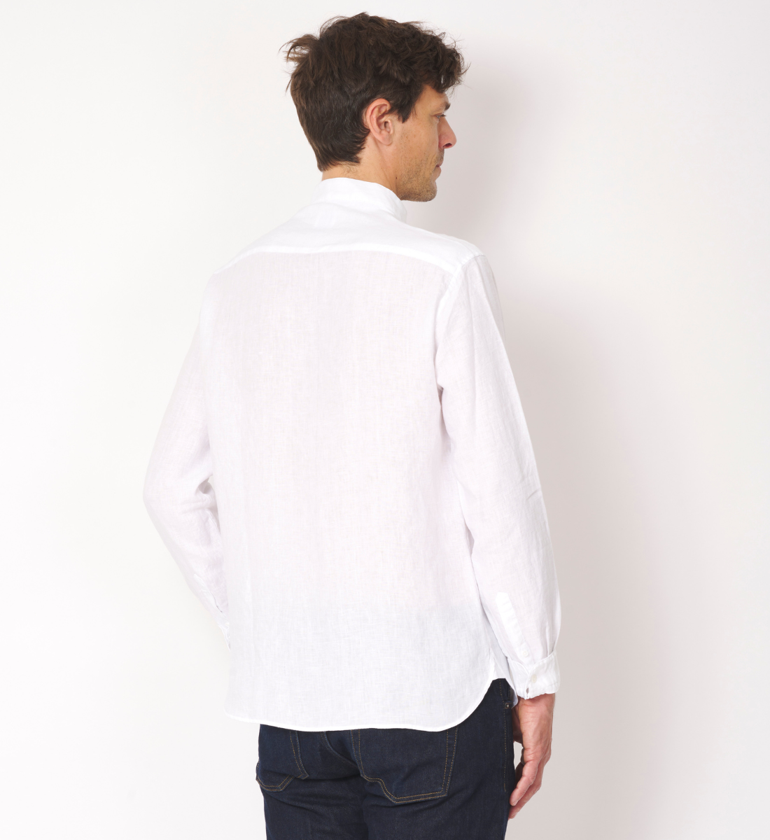 Chemise col chef en lin blanc coupe droite