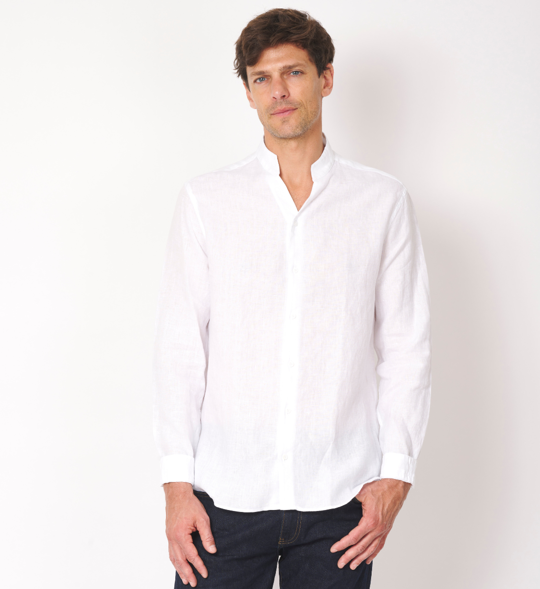 Chemise col chef en lin blanc coupe droite