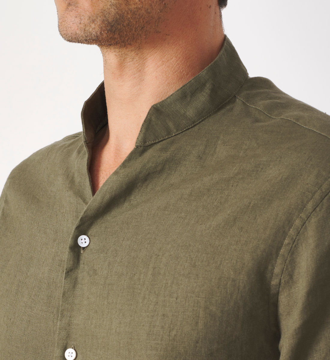 Chemise col chef en lin kaki coupe droite
