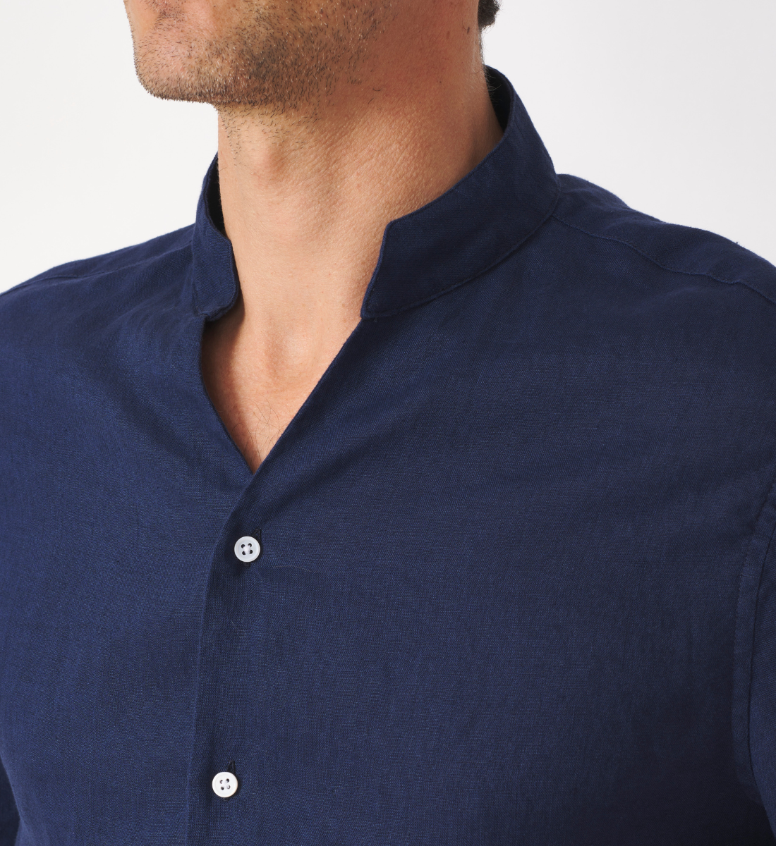 Chemise col chef en lin marine coupe droite