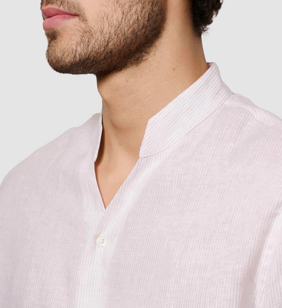 Chemise col chef en lin à rayures beige coupe droite