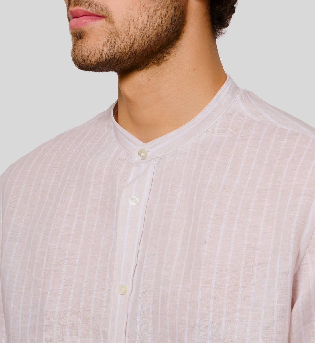 Chemise beige col mao en lin à rayures coupe droite