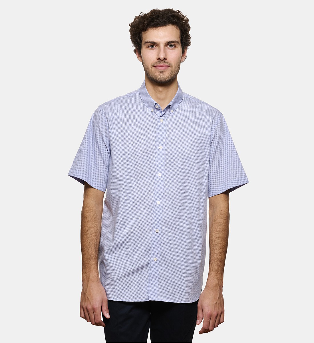 Chemise ciel à motif floral manches courtes coupe cintrée