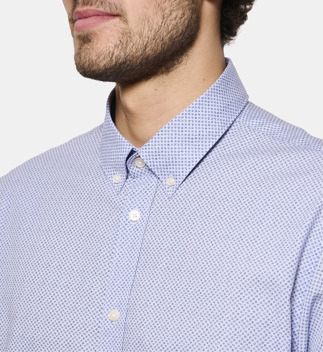 Chemise ciel à motif floral manches courtes coupe cintrée