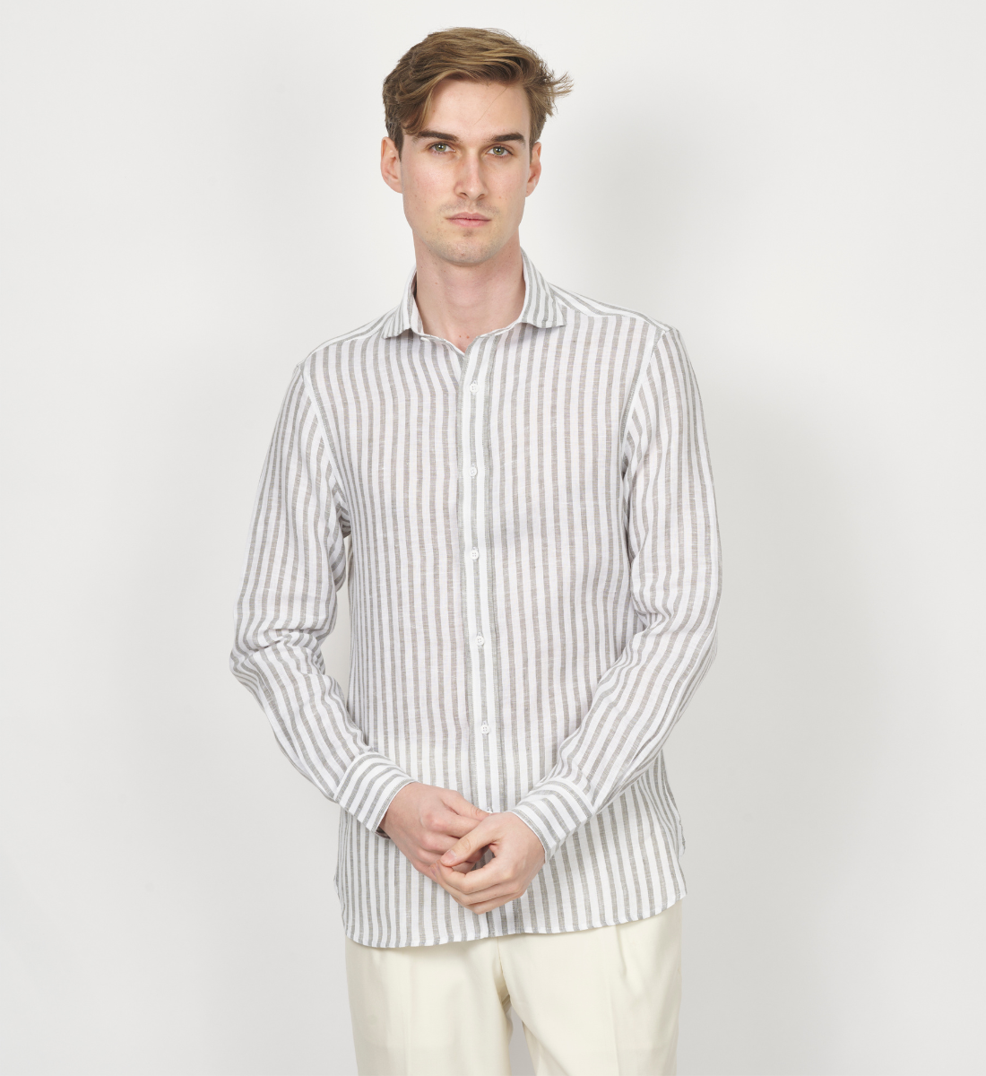 Chemise en lin kaki à rayures bâtons coupe droite
