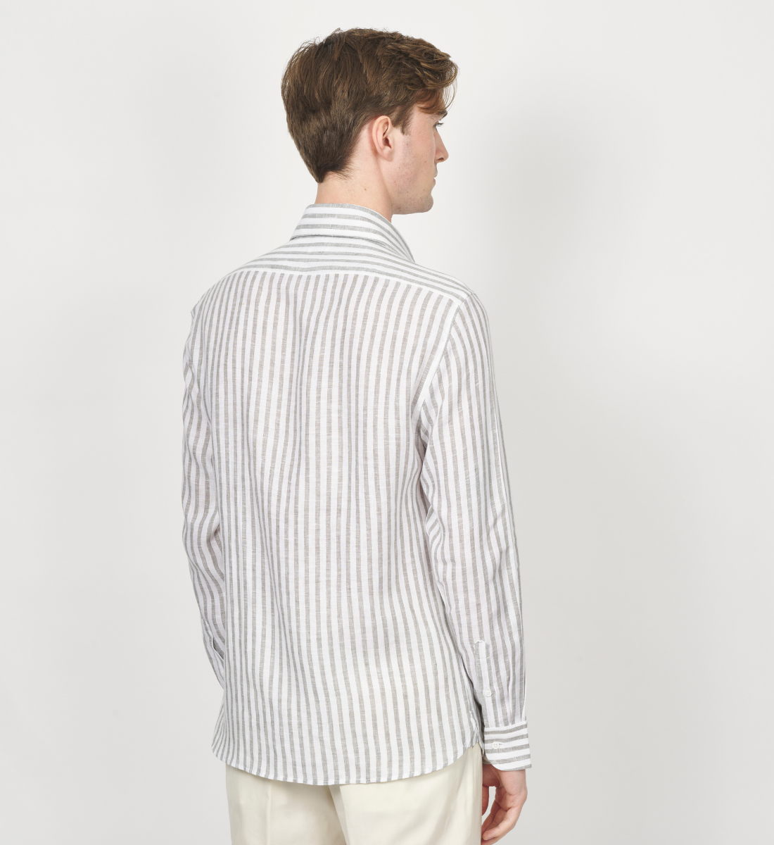 Chemise en lin kaki à rayures bâtons coupe droite