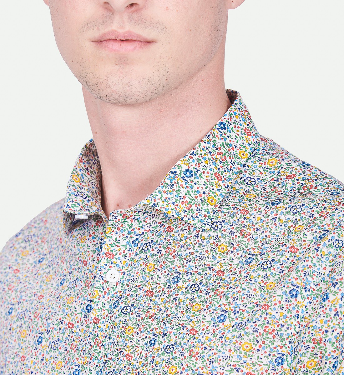 Chemise beige à motif floral coupe cintrée
