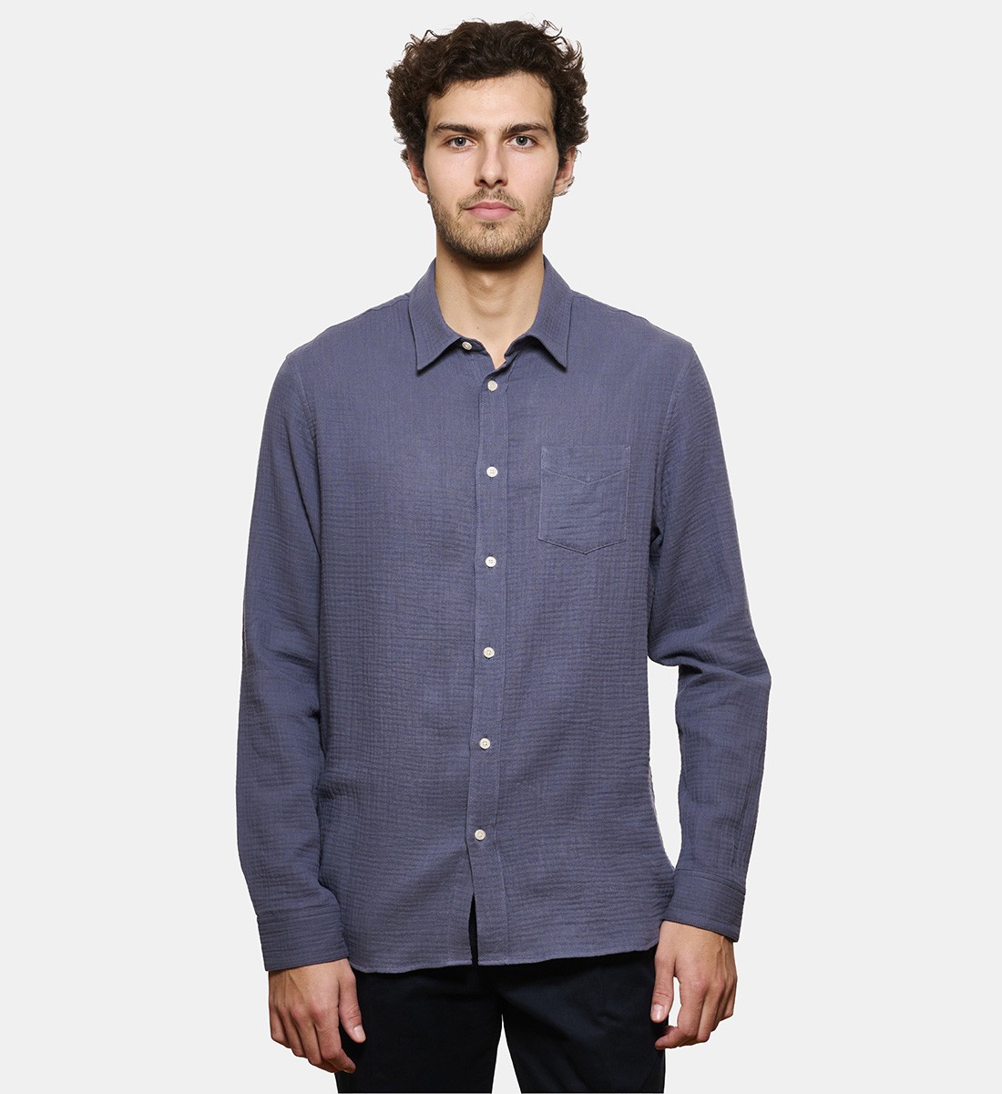 Chemise en gaze de coton bleu coupe droite