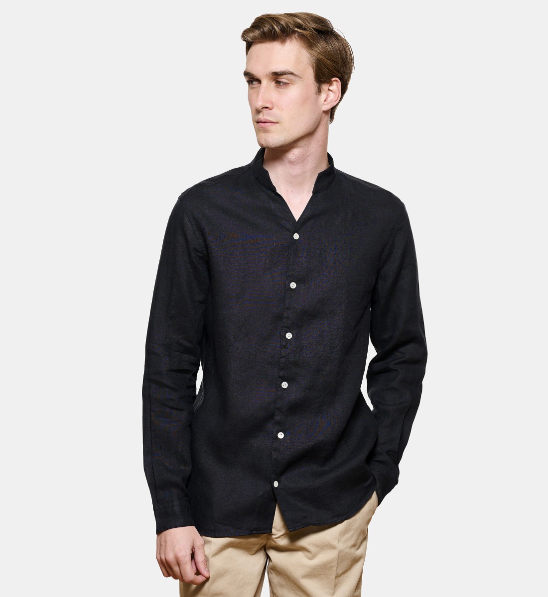 Chemise col chef en lin noir coupe droite