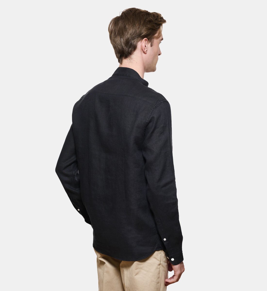 Chemise col chef en lin noir coupe droite