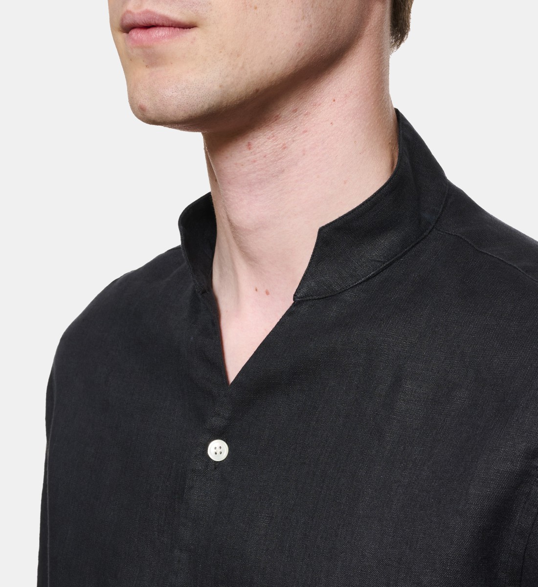 Chemise col chef en lin noir coupe droite