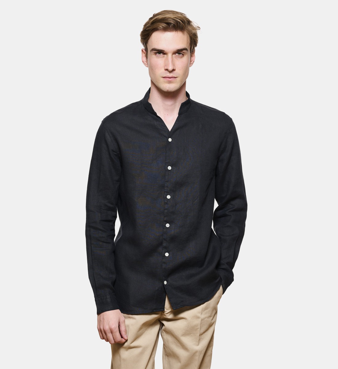 Chemise col chef en lin noir coupe droite